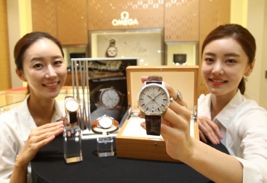 스위스 워치메이커 오메가(OMEGA)가 12일 오전 서울 중구 소공로 신세계백화점 본점에서 전세계 52피스 한정 제작된 익스클루시브 아이템 공개행사를 진행하고 있다. 오메가 타임피스 중에서도 높은 명성을 얻고 있는 '글로브마스터 애뉴얼 캘린더'는 52피스만 한정 제작돼 한국에는 1피스를 단독 전시판매한다. 이번 한정판 전시판매 행사는 7월 한달 동안 진행되며 제품 구매 시 다양한 혜택을 제공한다. 가격은 5천만원대.    오메가 제공